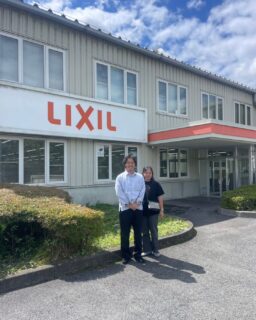 より良い家づくりのために。🏠
今回、スーパーウォールの工場見学へ行ってきました。
実際に見て、触れて、話を聞くことで、
断熱や構造について改めて学ぶ貴重な機会に。
見えなくなる部分にこそ、
家づくりの大切なことが詰まっています。
今回学んだことも、これからの家づくりへ。
「安心して、長く暮らせる家」を。
#宮前工務店 #より良い暮らし #SW #スーパーウォール工法 #ミヤマエコウムテン
#夏涼しく #冬暖かく
#省エネ住宅
#未来のためのに #未来をつくる家造り
#価値のある物 #価値のある家
#注文住宅 #新築住宅 #リフォーム